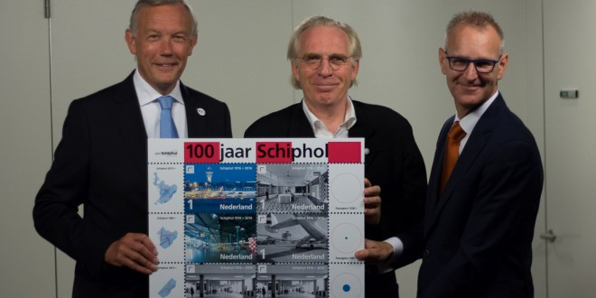 Schiphol CEO Jos Nijhuis ontwerper Reynoud homan en Ludo Voorn van PostNL